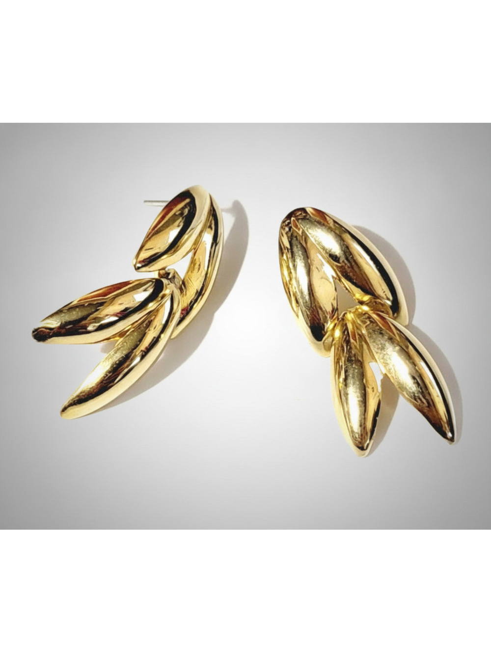Vintage Dangle Drop Pierced Earrings 1.5" Gold-tone Shiny Leafs Retro gp-38